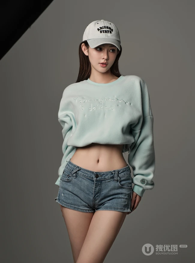 甜酷运动风女生，高颜值，纤细线条，穿着短款装紧身牛仔短裤的甜酷少女写真套图
