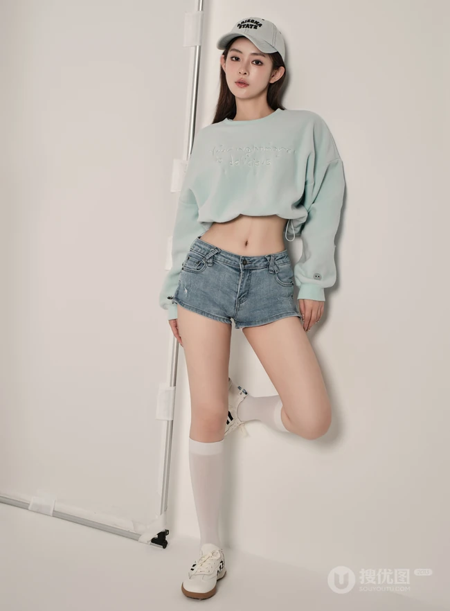 甜酷运动风女生，高颜值，纤细线条，穿着短款装紧身牛仔短裤的甜酷少女写真套图