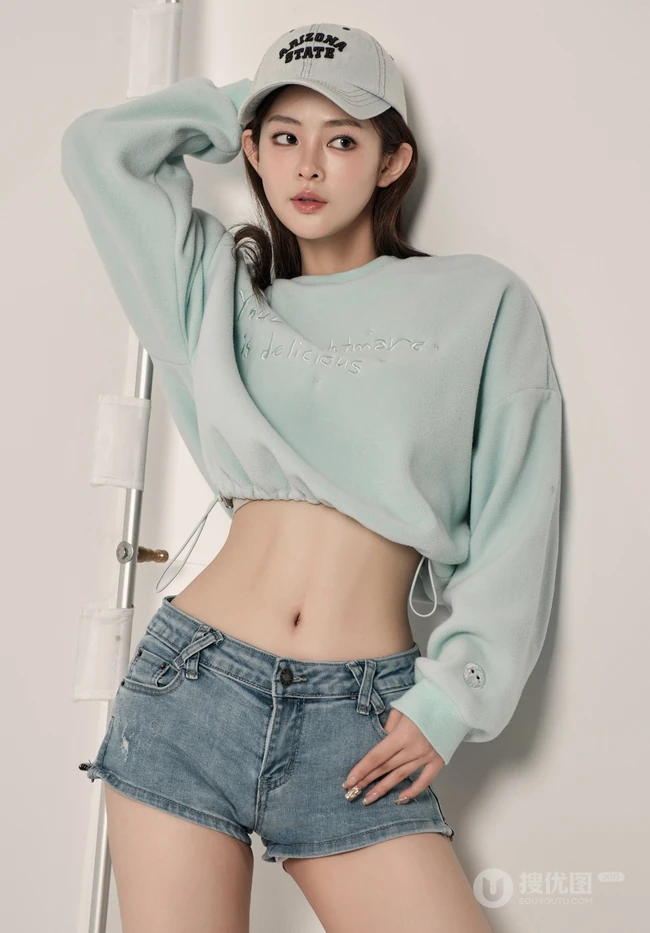 甜酷运动风女生，高颜值，纤细线条，穿着短款装紧身牛仔短裤的甜酷少女写真套图