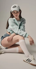 甜酷运动风女生，高颜值，纤细线条，穿着短款装紧身牛仔短裤的甜酷少女写真套图