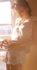 温暖的光，慵懒的小姐姐，穿着睡衣短裤的漂亮女生慵懒气质室内套图
