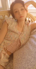 温暖的光，慵懒的小姐姐，穿着睡衣短裤的漂亮女生慵懒气质室内套图
