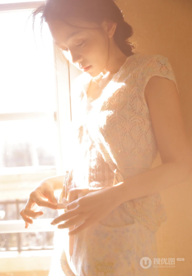 温暖的光，慵懒的小姐姐，穿着睡衣短裤的漂亮女生慵懒气质室内套图