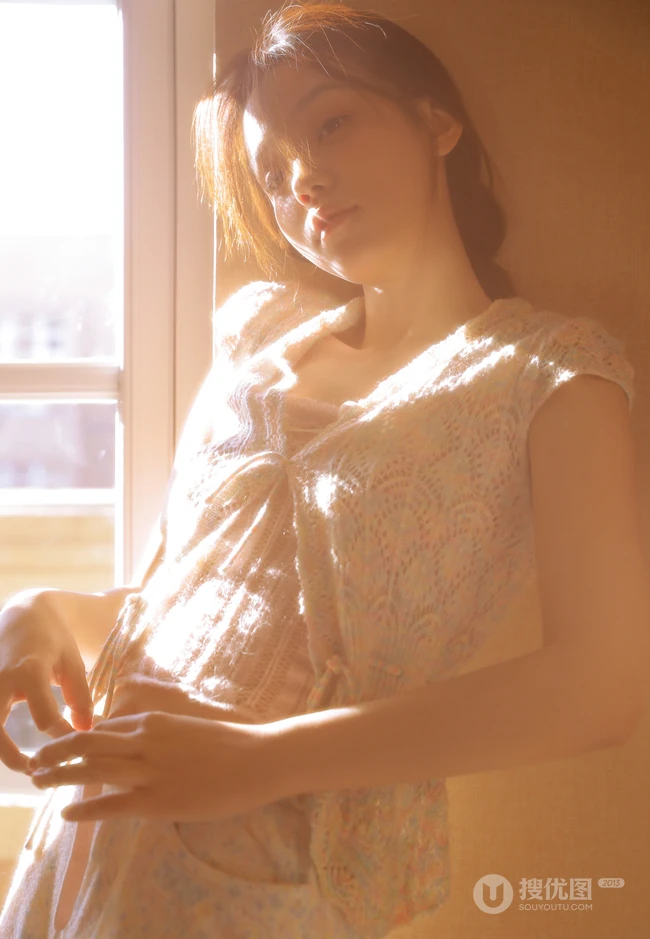 温暖的光，慵懒的小姐姐，穿着睡衣短裤的漂亮女生慵懒气质室内套图