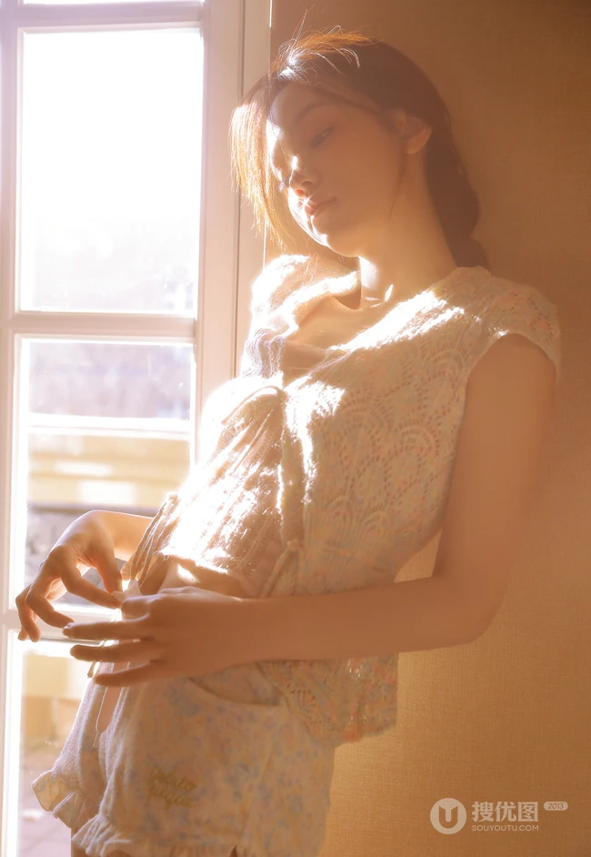 温暖的光，慵懒的小姐姐，穿着睡衣短裤的漂亮女生慵懒气质室内套图
