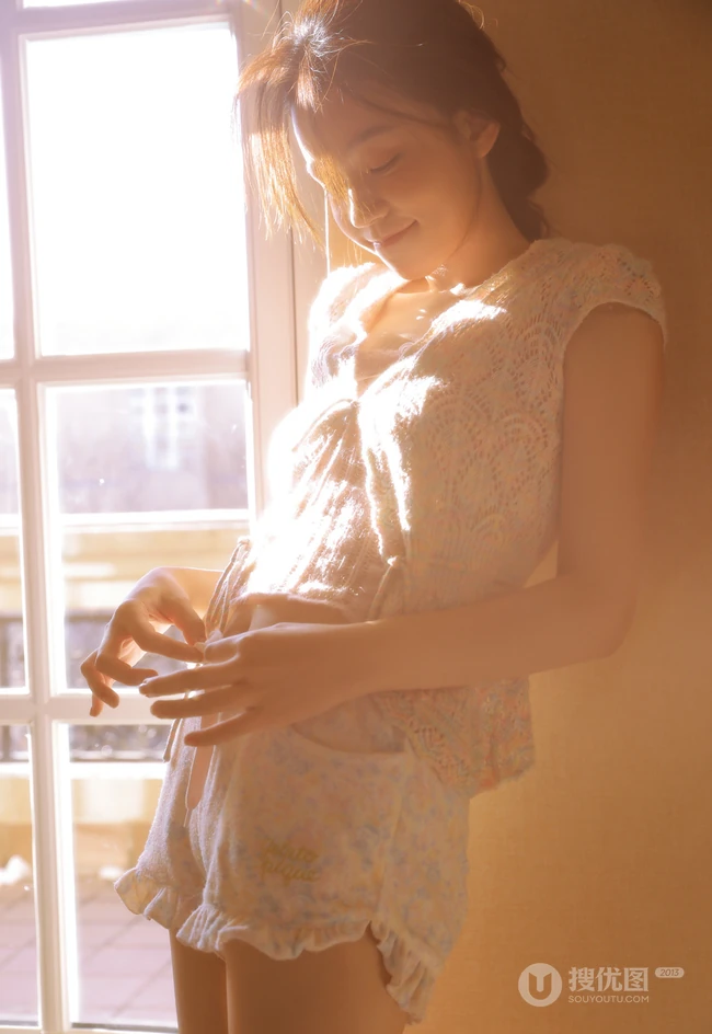 温暖的光，慵懒的小姐姐，穿着睡衣短裤的漂亮女生慵懒气质室内套图