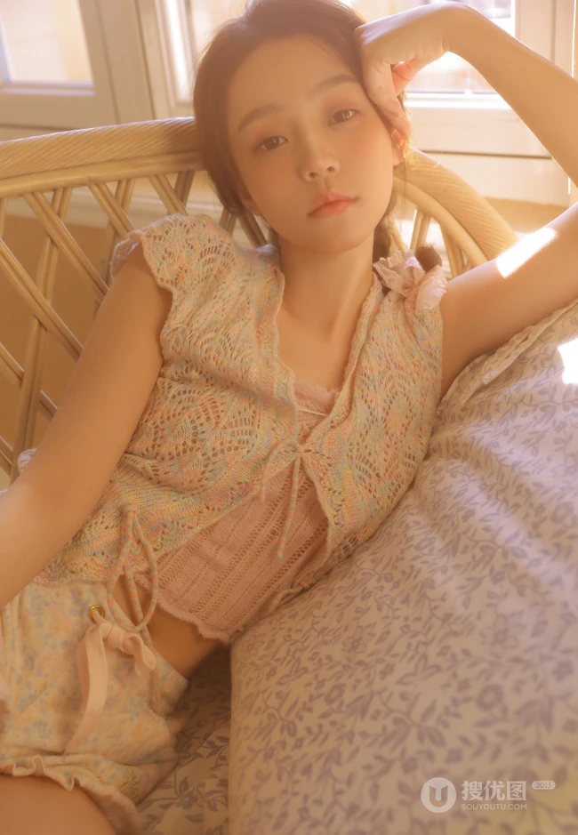 温暖的光，慵懒的小姐姐，穿着睡衣短裤的漂亮女生慵懒气质室内套图