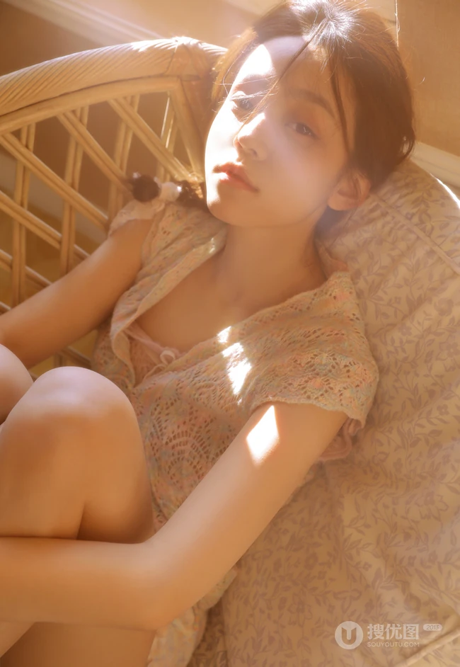 温暖的光，慵懒的小姐姐，穿着睡衣短裤的漂亮女生慵懒气质室内套图