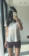 拿手机自拍的紧身翘臀美女不露脸自拍美照手机壁纸
