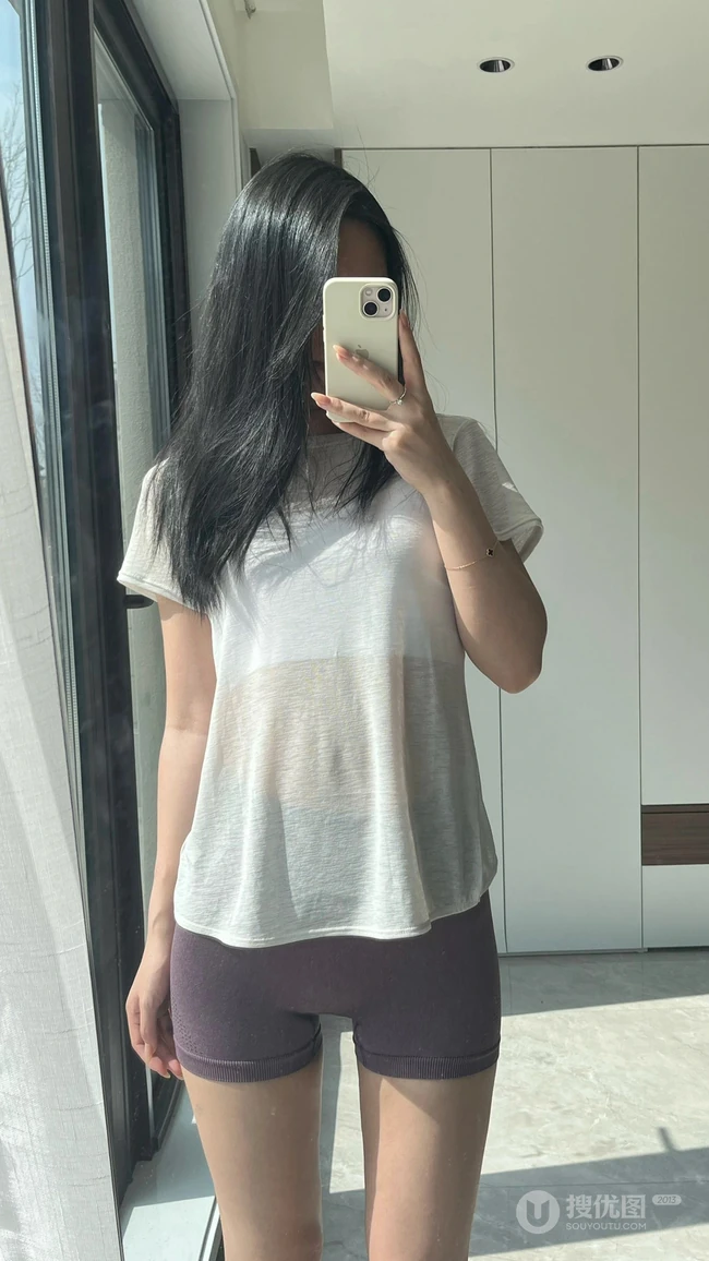 拿手机自拍的紧身翘臀美女不露脸自拍美照手机壁纸