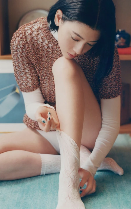 三吉彩花时尚壁纸，坐在地上，穿着短裤，白袜的三吉彩花居家复古写真手机壁纸