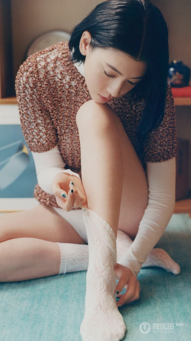 三吉彩花时尚壁纸，坐在地上，穿着短裤，白袜的三吉彩花居家复古写真手机壁纸