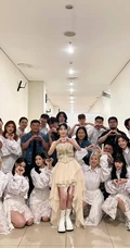 韩国女明星iu李智恩印尼雅加达活动和小朋友学生合影美照