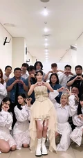 韩国女明星iu李智恩印尼雅加达活动和小朋友学生合影美照