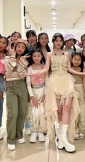 韩国女明星iu李智恩印尼雅加达活动和小朋友学生合影美照
