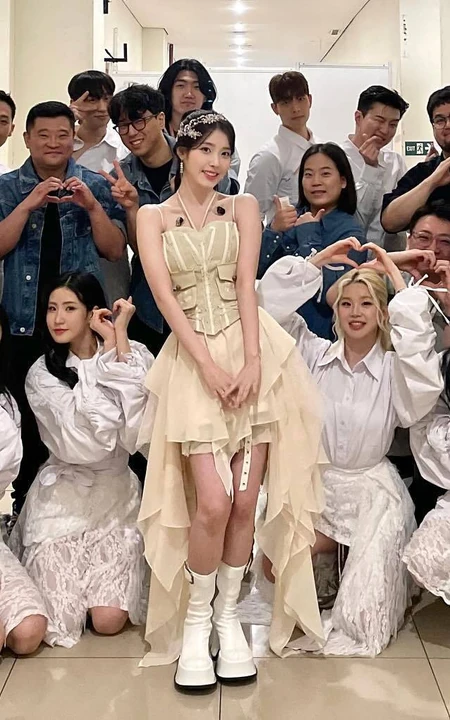 韩国女明星iu李智恩印尼雅加达活动和小朋友学生合影美照