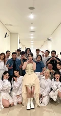 韩国女明星iu李智恩印尼雅加达活动和小朋友学生合影美照