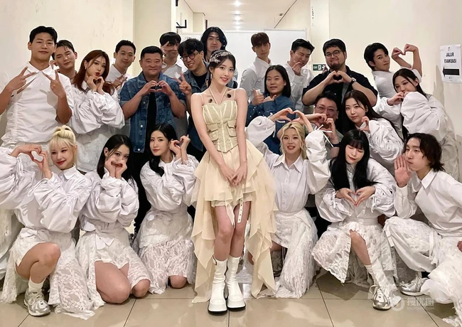 韩国女明星iu李智恩印尼雅加达活动和小朋友学生合影美照