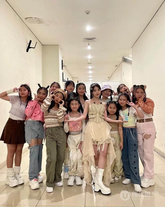 韩国女明星iu李智恩印尼雅加达活动和小朋友学生合影美照