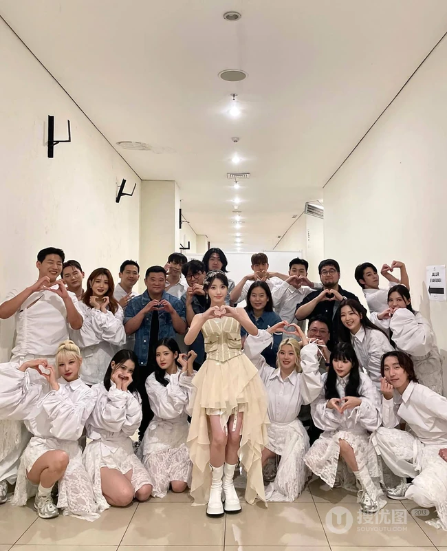韩国女明星iu李智恩印尼雅加达活动和小朋友学生合影美照