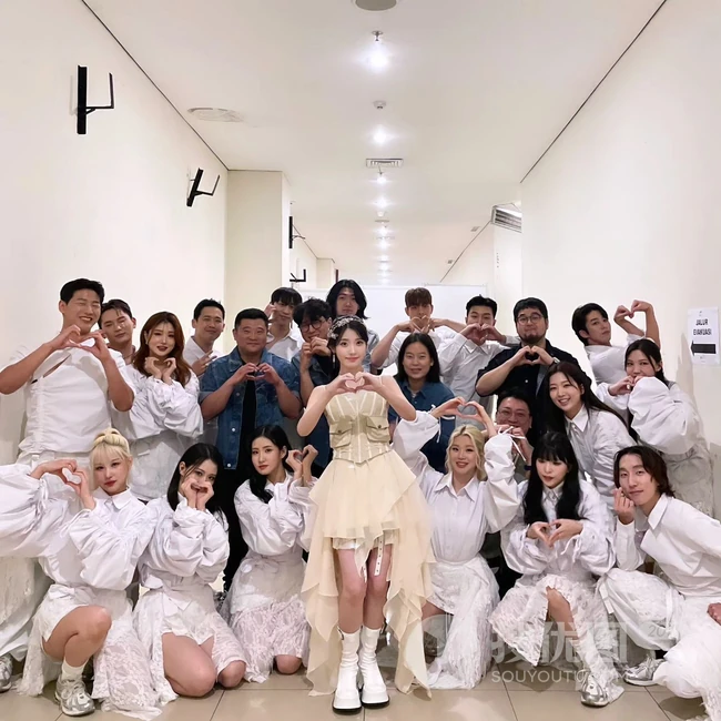 韩国女明星iu李智恩印尼雅加达活动和小朋友学生合影美照