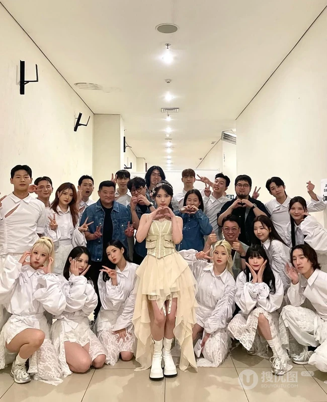 韩国女明星iu李智恩印尼雅加达活动和小朋友学生合影美照