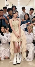韩国女明星iu李智恩印尼雅加达活动和小朋友学生合影美照