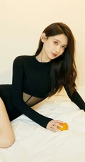 徐梓钧黑色紧身衣穿着尽显修长线条感写真图集