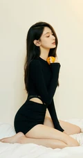 徐梓钧黑色紧身衣穿着尽显修长线条感写真图集