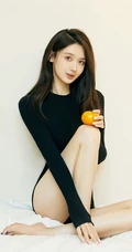 徐梓钧黑色紧身衣穿着尽显修长线条感写真图集