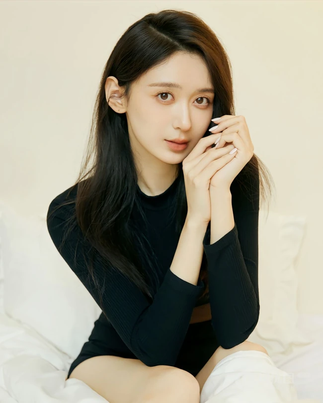 徐梓钧黑色紧身衣穿着尽显修长线条感写真图集