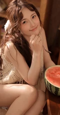 夏日，自家书房快乐吃西瓜的漂亮女生高清写真图片
