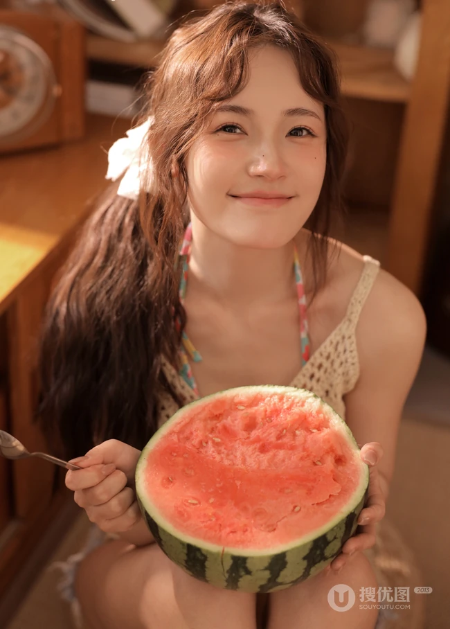 夏日，自家书房快乐吃西瓜的漂亮女生高清写真图片