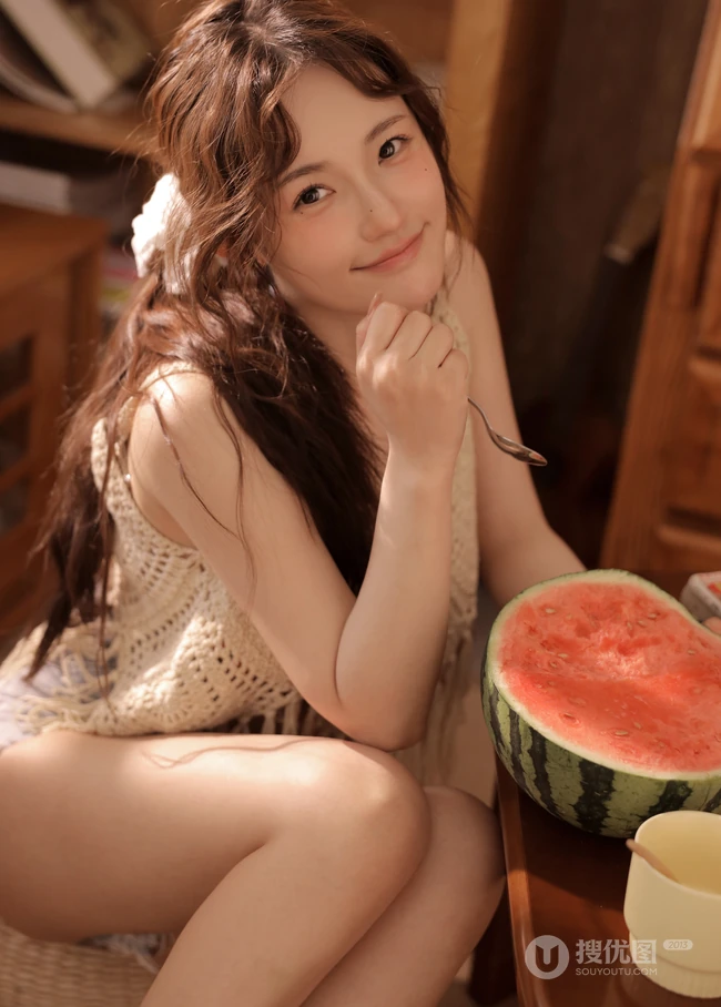 夏日，自家书房快乐吃西瓜的漂亮女生高清写真图片