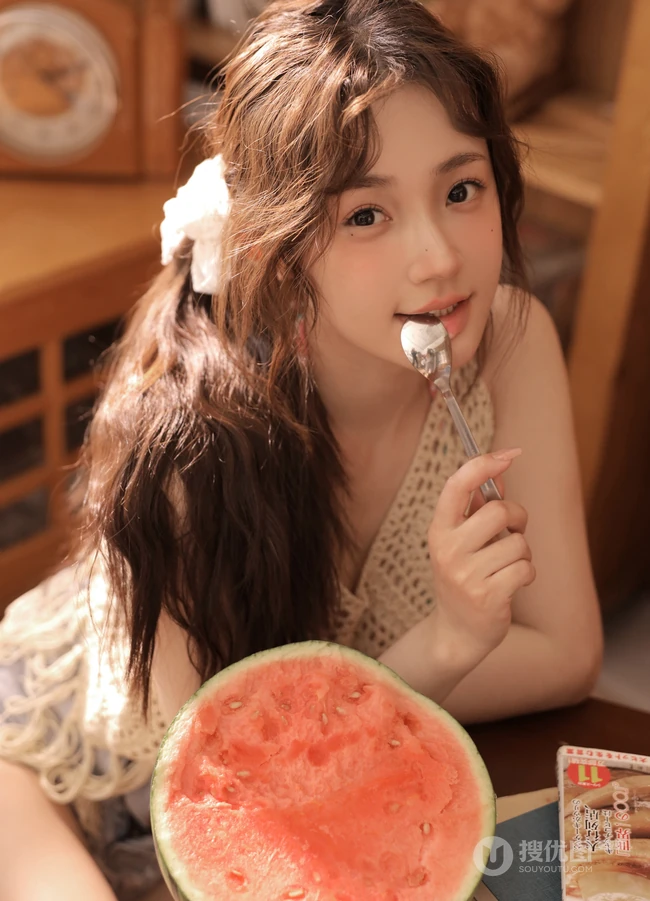 夏日，自家书房快乐吃西瓜的漂亮女生高清写真图片