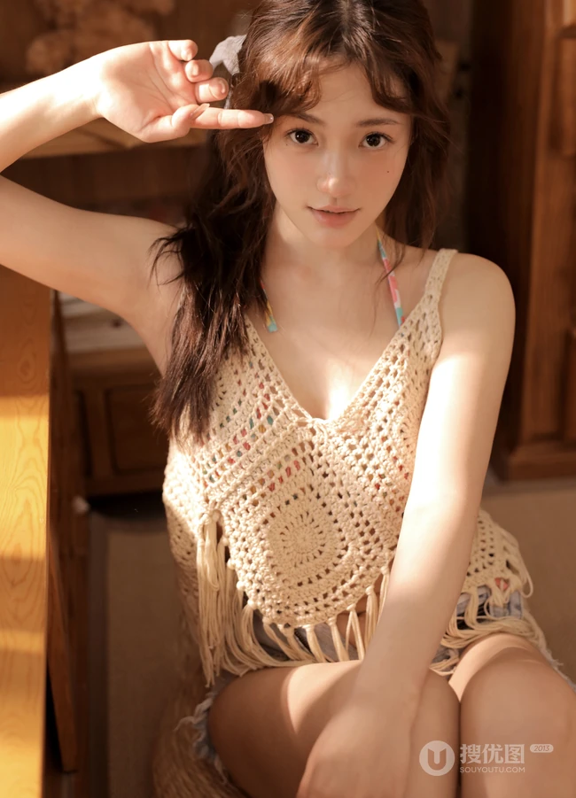 夏日，自家书房快乐吃西瓜的漂亮女生高清写真图片