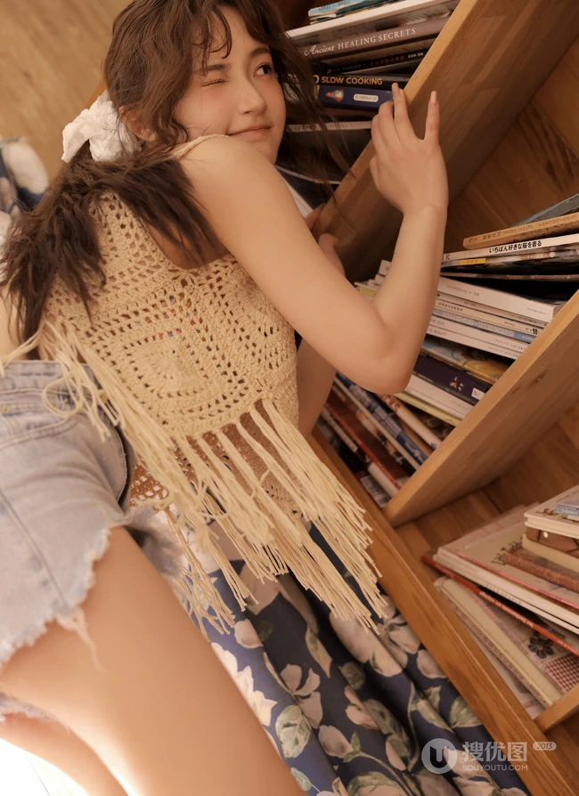 夏日，自家书房快乐吃西瓜的漂亮女生高清写真图片