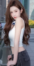 人行天桥上的漂亮小姐姐，穿着清凉白背心牛仔短裤的气质纤细线条女生户外写真照