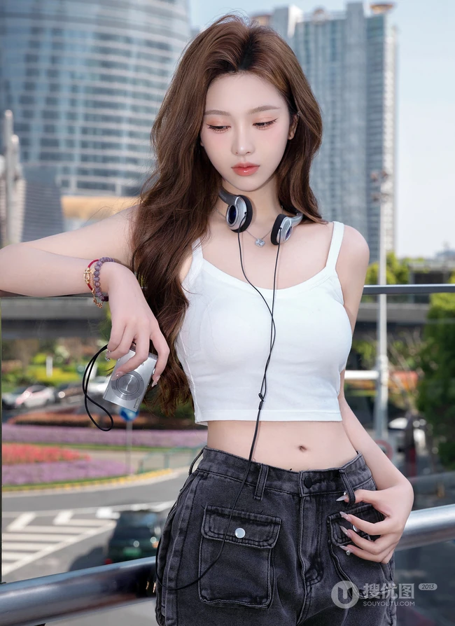 人行天桥上的漂亮小姐姐，穿着清凉白背心牛仔短裤的气质纤细线条女生户外写真照