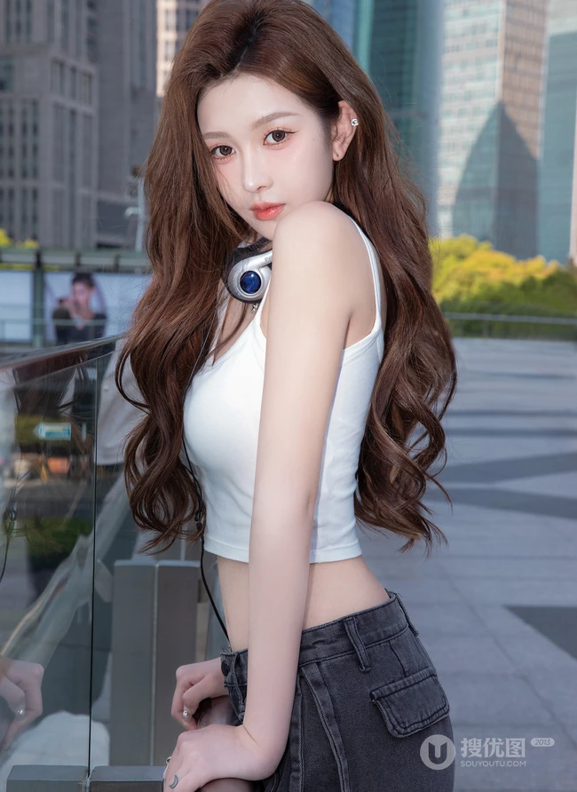 人行天桥上的漂亮小姐姐，穿着清凉白背心牛仔短裤的气质纤细线条女生户外写真照