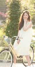 笑容灿烂的骑行女生小姐姐，阳光下，头戴草帽，清纯笑容超甜户外写真图片