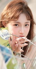 笑容灿烂的骑行女生小姐姐，阳光下，头戴草帽，清纯笑容超甜户外写真图片