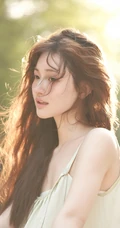 笑容灿烂的骑行女生小姐姐，阳光下，头戴草帽，清纯笑容超甜户外写真图片