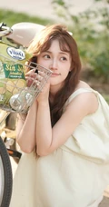 笑容灿烂的骑行女生小姐姐，阳光下，头戴草帽，清纯笑容超甜户外写真图片