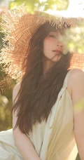 笑容灿烂的骑行女生小姐姐，阳光下，头戴草帽，清纯笑容超甜户外写真图片