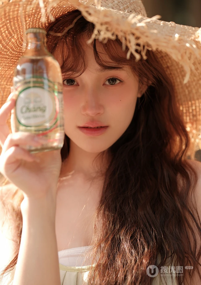 笑容灿烂的骑行女生小姐姐，阳光下，头戴草帽，清纯笑容超甜户外写真图片