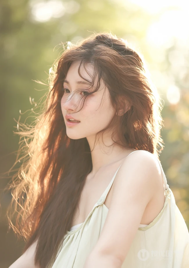 笑容灿烂的骑行女生小姐姐，阳光下，头戴草帽，清纯笑容超甜户外写真图片