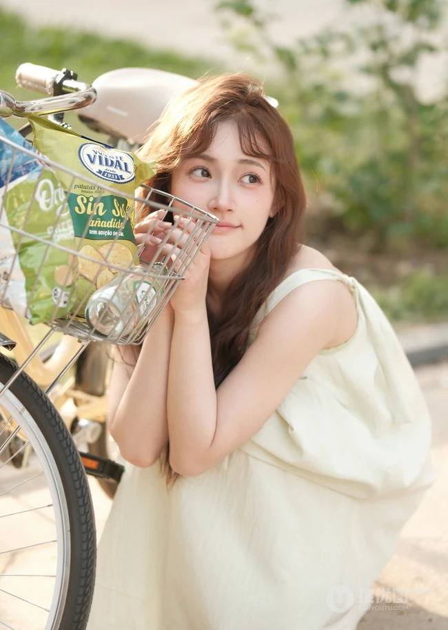 笑容灿烂的骑行女生小姐姐，阳光下，头戴草帽，清纯笑容超甜户外写真图片