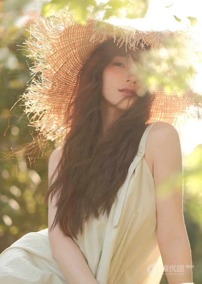 笑容灿烂的骑行女生小姐姐，阳光下，头戴草帽，清纯笑容超甜户外写真图片