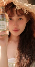 笑容灿烂的骑行女生小姐姐，阳光下，头戴草帽，清纯笑容超甜户外写真图片